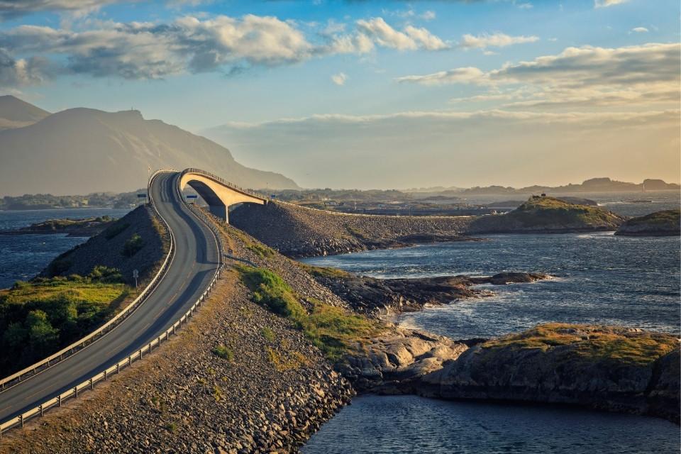 Storseisundet-brug aan de Atlantic Ocean Road, Noorwegen