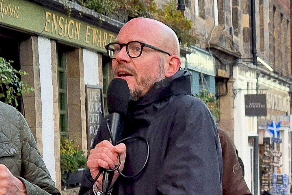 Roeland tijdens de Podcast in Edinburgh