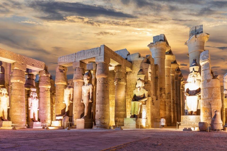 De verlichte tempel van Luxor Egypte