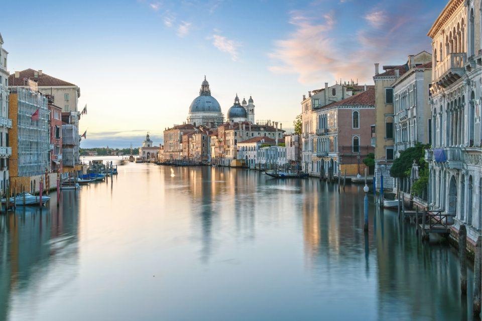 Uitzicht vanaf Accademia-brug naar Santa Maria della Salute in Venetië Italië