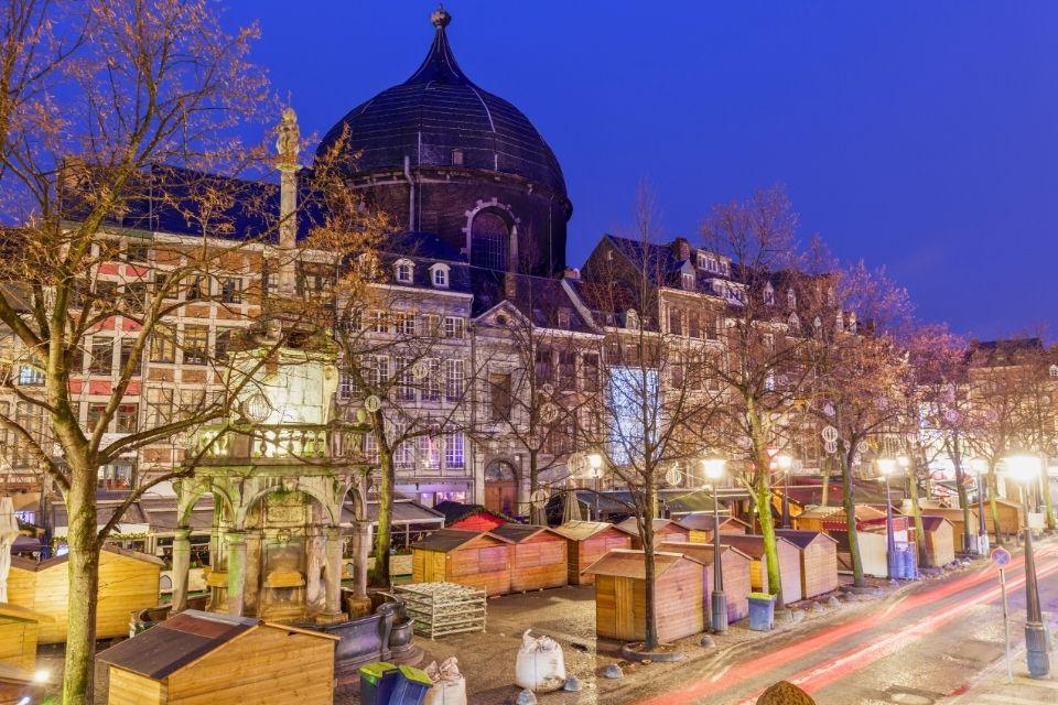 Kerstmarkt voor de Sint-Andreaskerk Luik België