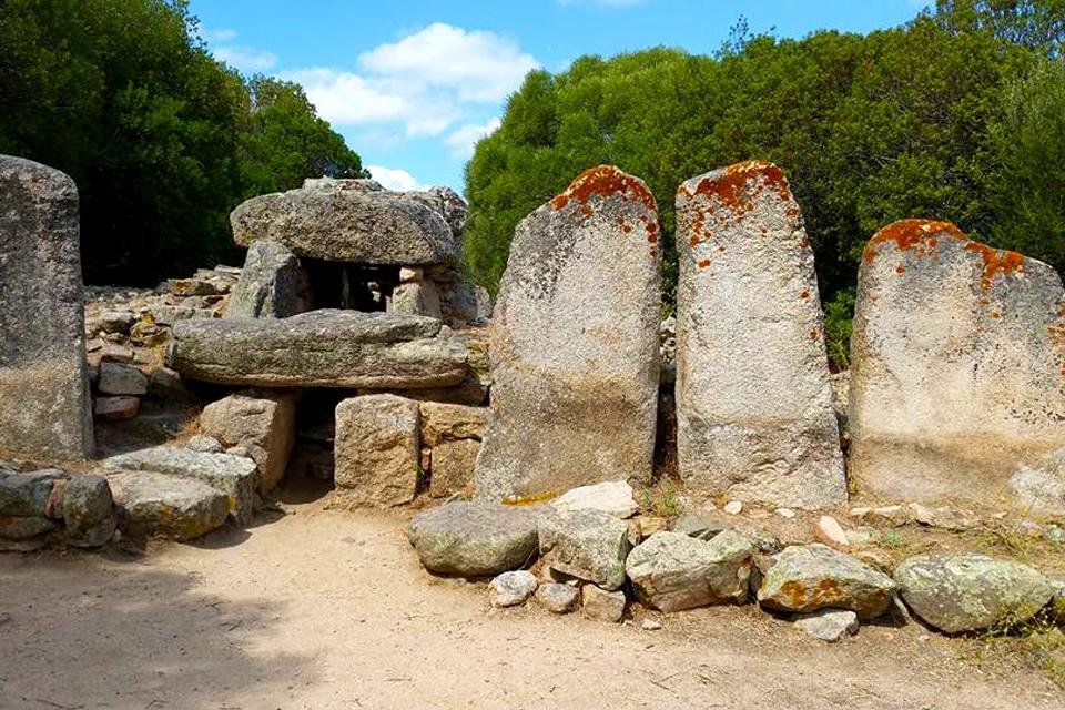 Tomba dei Giganti Su Mont’e s’Abe, Sardinië, Italië