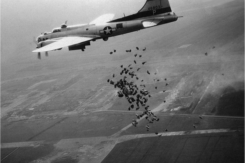 Voedseldropping operatie Manna boven Nederland