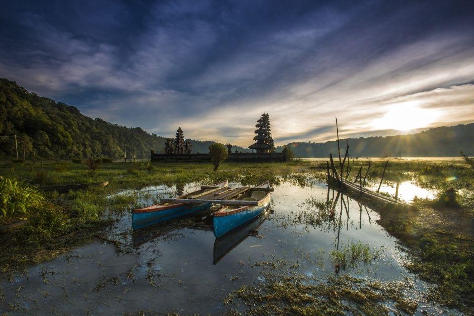 Lake Tamblingan met zicht op de Pura Ulun Danu Tamblingan tempel, Bali