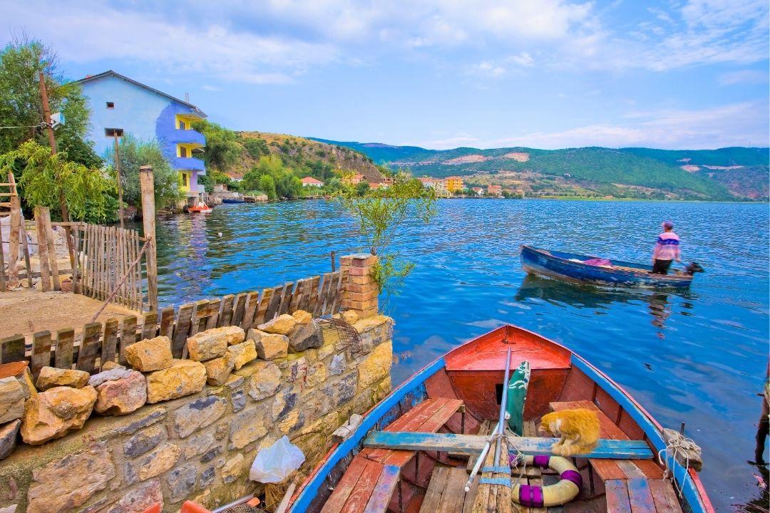 Het meer van Ohrid bij Lin Albanië