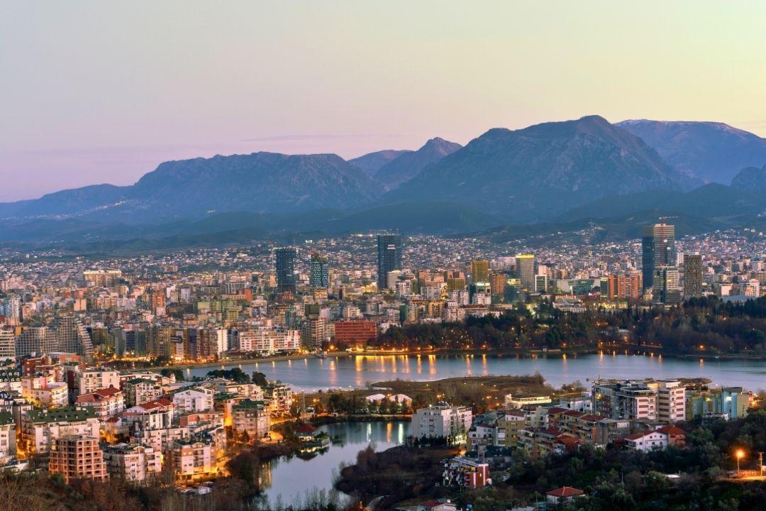 De skyline van Tirana Albanië