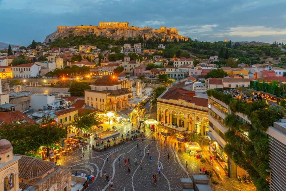 Zicht op de Akropolis en de wijk Monastiráki in Athene Griekenland