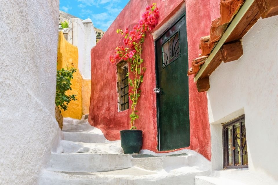 Straatje in de wijk Pláka in Athene, Griekenland