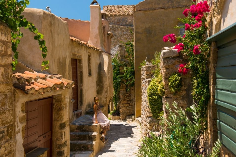 Knus straatje in Monemvasia, Griekenland