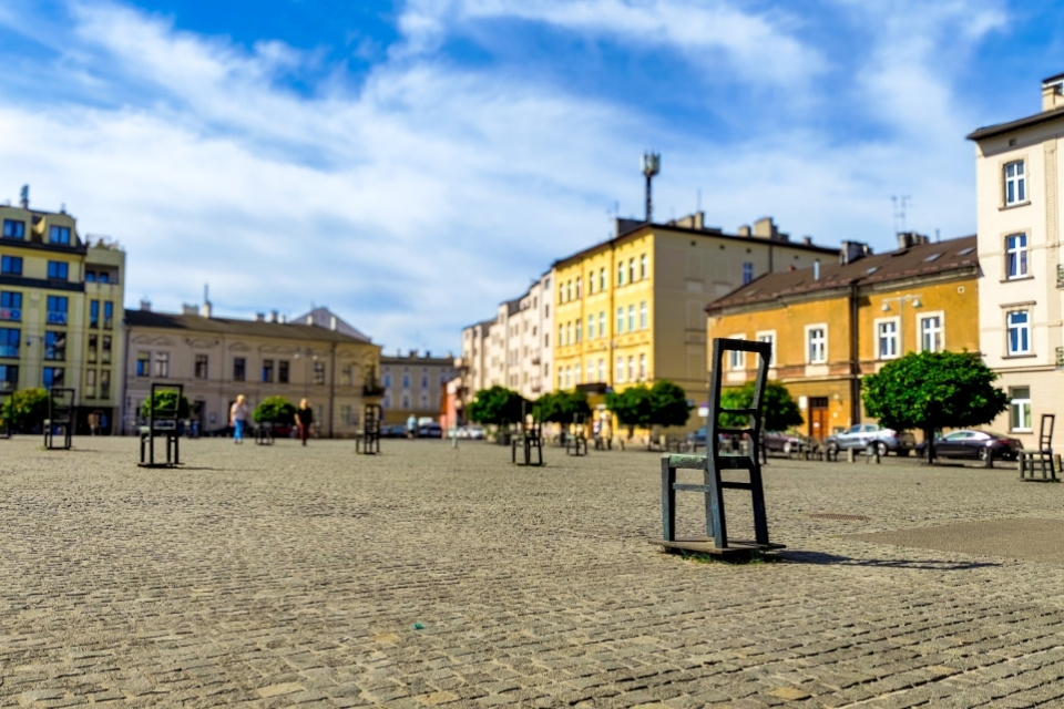 Lege stoelen op het Heldenplein in Podgórze, Krakau, Polen