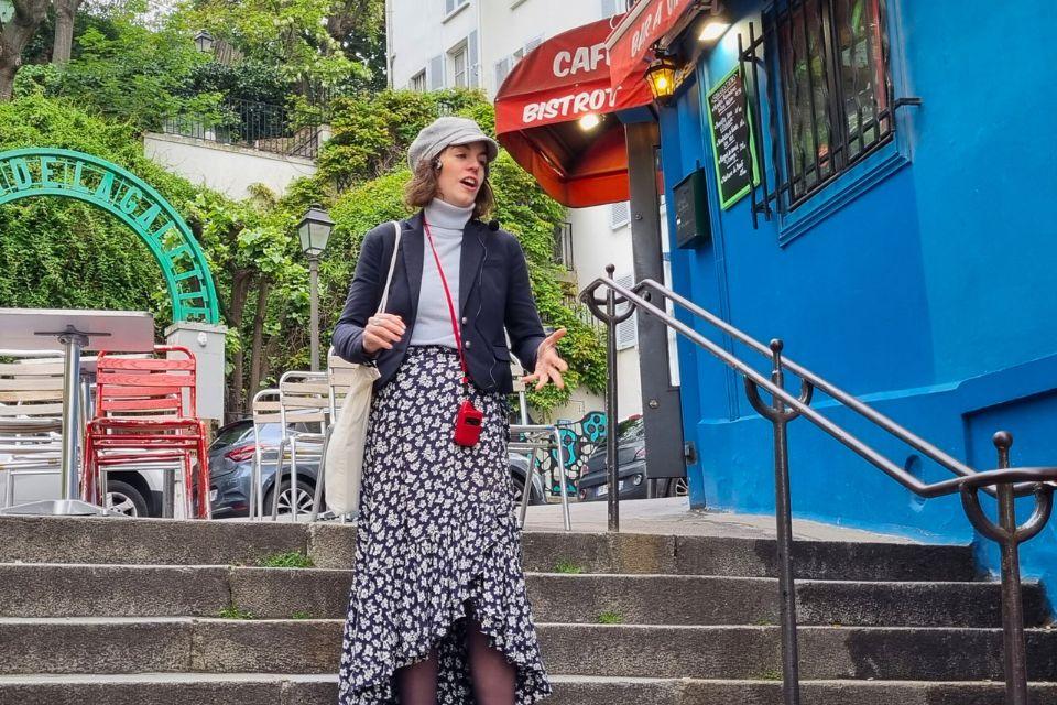 Zangeres Anne-Sophie zingt chansons in Montmartre, Parijs, Frankrijk