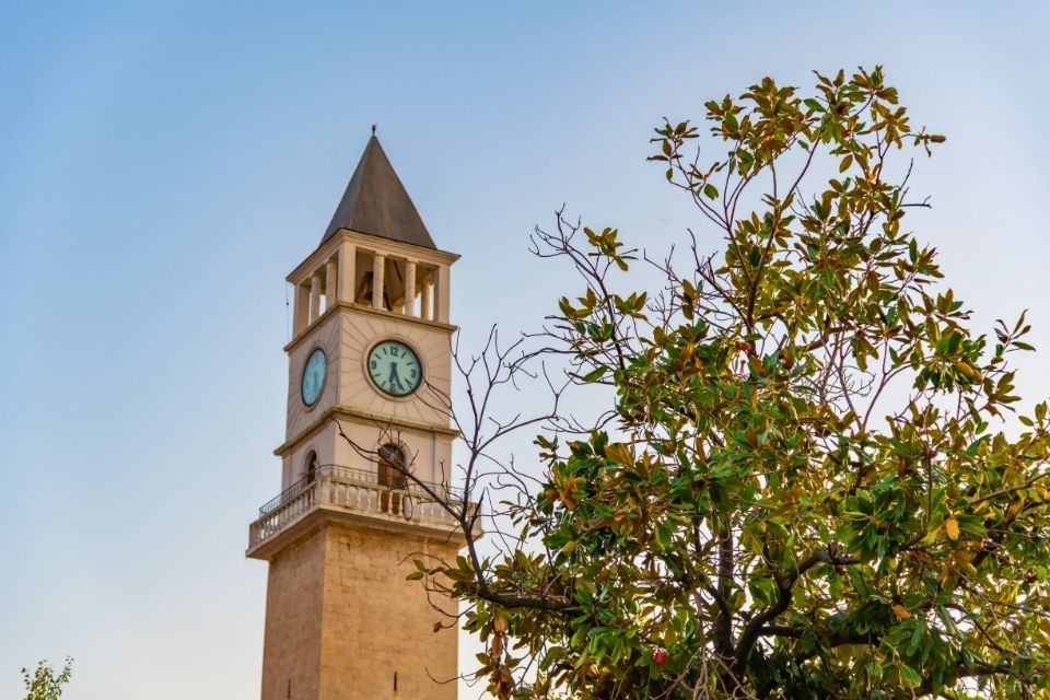 Klokkentoren in Tirana, Albanië