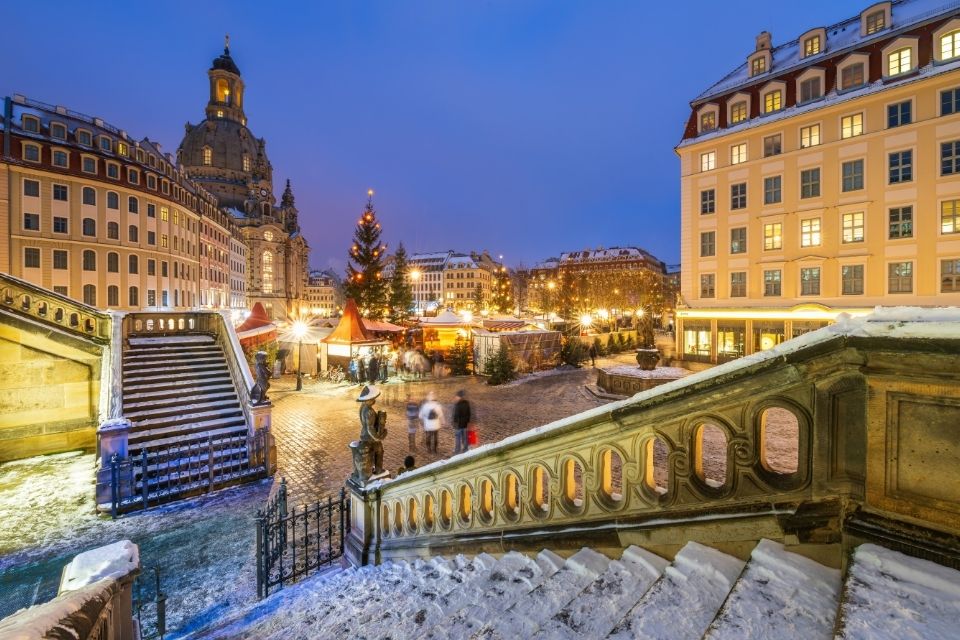Kerstmarkt bij de Frauenkirche in Dresden, Duitsland