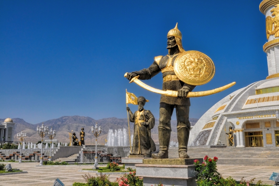 Het onafhankelijkheidsmonument in Ashgabat, Turkmenistan