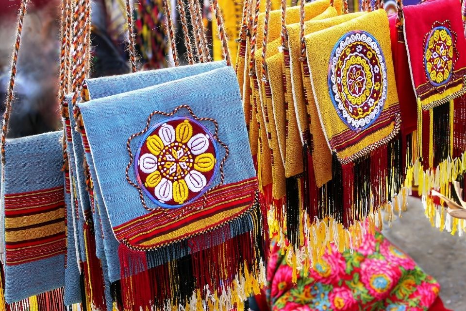 Traditioneel Turkmen borduurwerk op een markt in Ashgabat, Turkmenistan