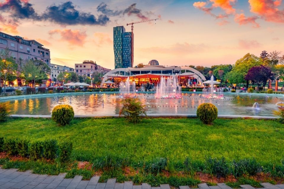 Zicht op het Skanderbegplein , Tirana, Albanië