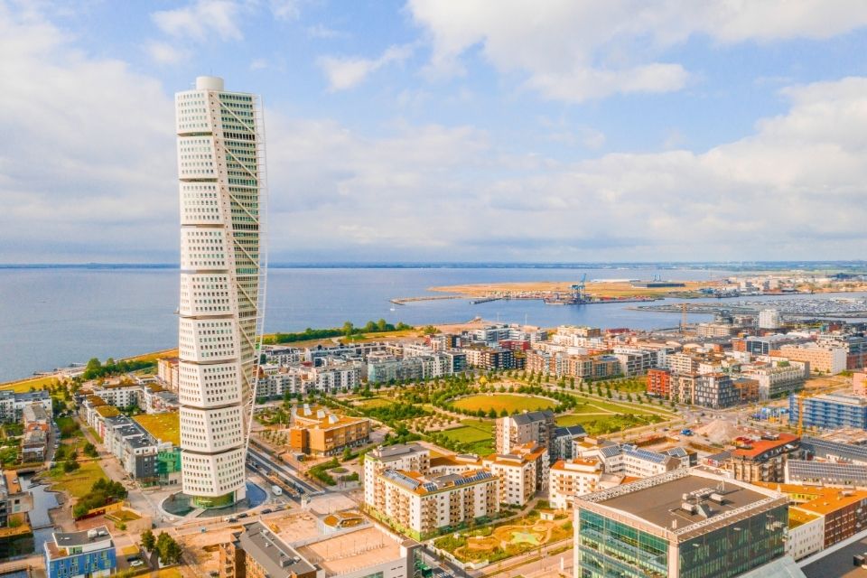 Uitzicht op Turning Torso in Malmö, Zweden, vanuit Denemarken