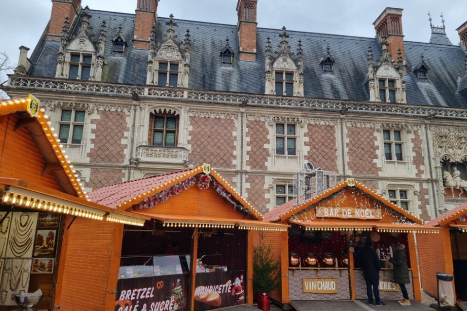 Kerstmarkt bij Château de Blois, de Loire, Frankrijk