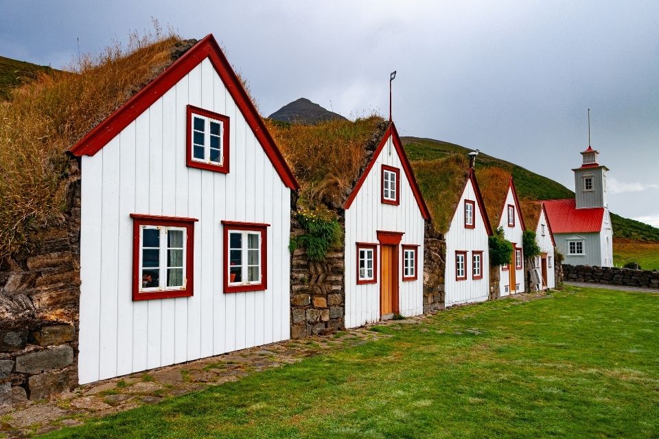 De turfhuisjes van Laufás, net buiten Akureyri IJsland