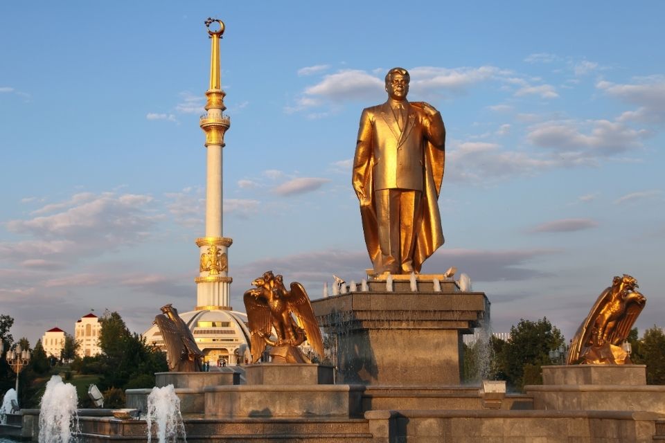 Gouden standbeeld van de president in Ashgabat, Turkmenistan