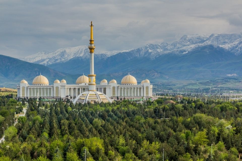 Het Onafhankelijkheidsmonument in Ashgabat, Turkmenistan